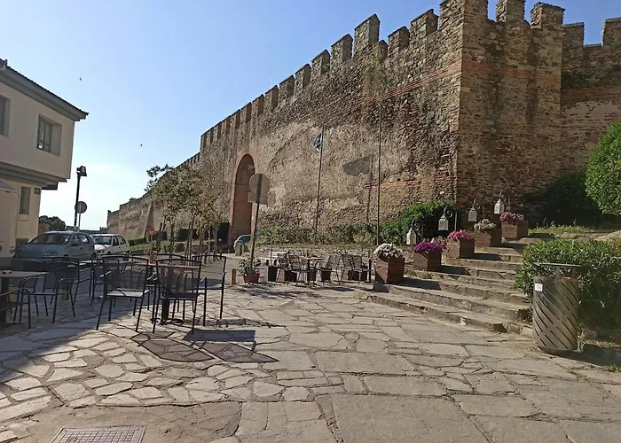 Dimitra's Cosy In Old Town With Backyard Apartment