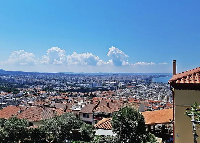 Dimitra's Cosy In Old Town With Backyard