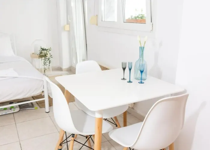 Dimitra's Cosy In Old Town With Backyard Apartment