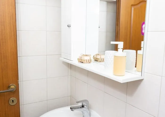 Dimitra's Cosy In Old Town With Backyard