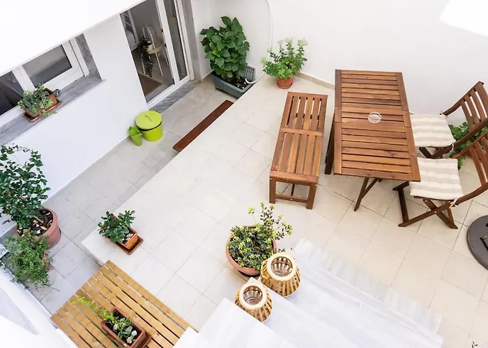 Dimitra's Cosy In Old Town With Backyard *