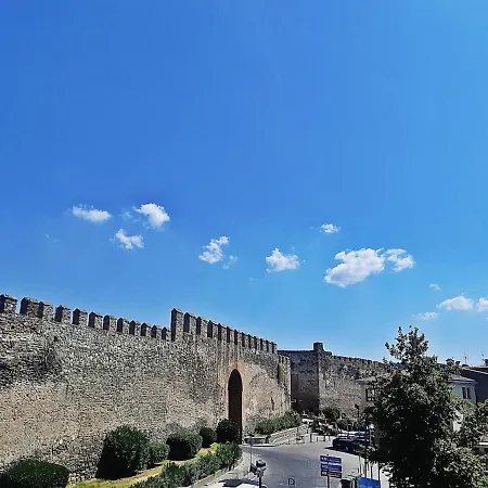 Dimitra's Cosy In Old Town With Backyard *