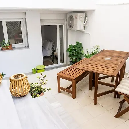 Daire Dimitra's Cosy In Old Town With Backyard