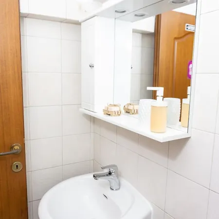 Dimitra's Cosy In Old Town With Backyard