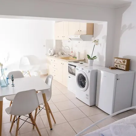 Daire Dimitra's Cosy In Old Town With Backyard