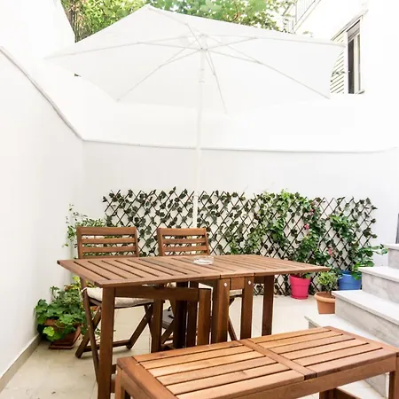 아파트 Dimitra's Cosy In Old Town With Backyard *