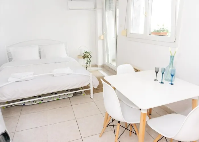 Dimitra's Cosy In Old Town With Backyard דירה
