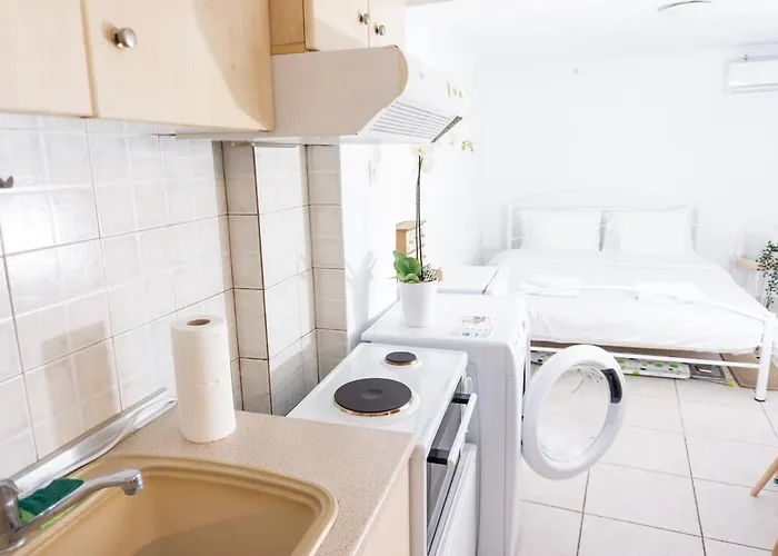 דירה Dimitra's Cosy In Old Town With Backyard *