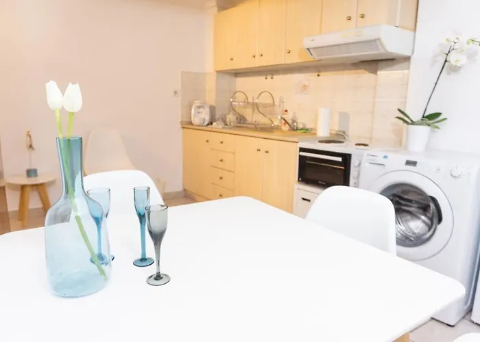 Dimitra's Cosy In Old Town With Backyard Apartment *
