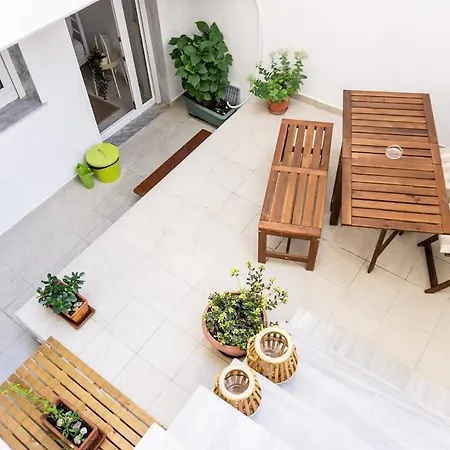 Dimitra's Cosy In Old Town With Backyard *
